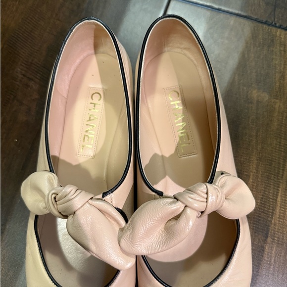 DC Black and Cream Bow Flats - Picture 3 of 10